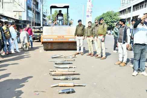 बुलट साउंड वाले सायलेंसरों पर चलवाया रोड रोलर