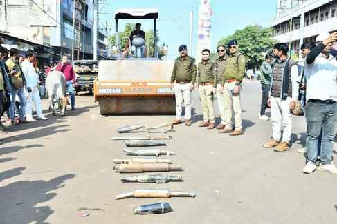 बुलट साउंड वाले सायलेंसरों पर चलवाया रोड रोलर
