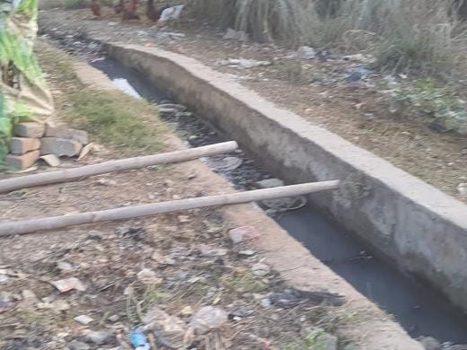 Piles of filth in the village due to the arbitrariness of sanitation workers