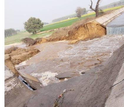 Khedi canal broke 70 feet, water filled in 65 acres of land