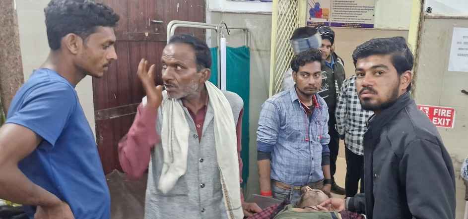 Damoh While digging, the iron rod touched the high tension line, one youth died