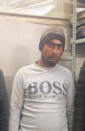 do kilo gaanje ke saath yuvak pakada