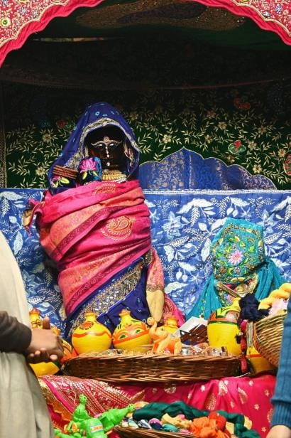 thaakur raadhaavallabh ne khilauna vikreta ke roop mein die darshan