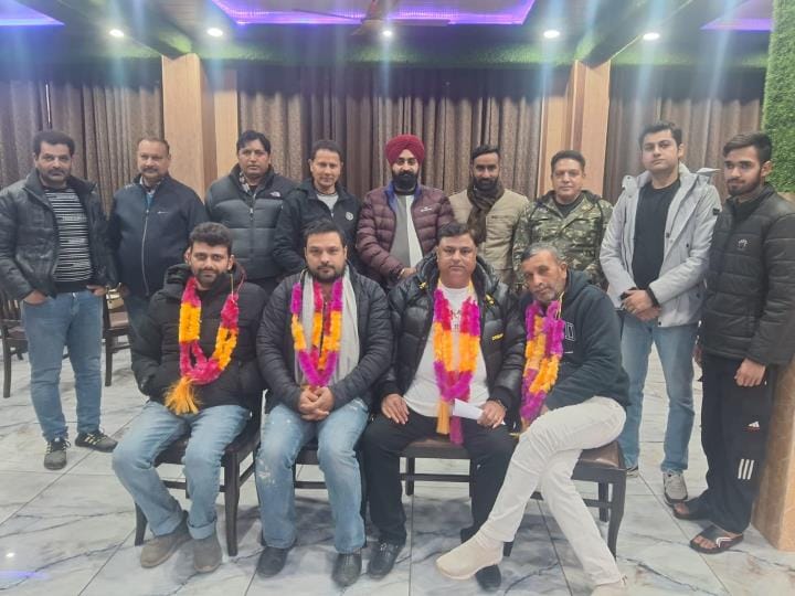 नई संस्था का गठन करने के बाद मौजूद नए पदाधिकारी व सदस्य। संवाद