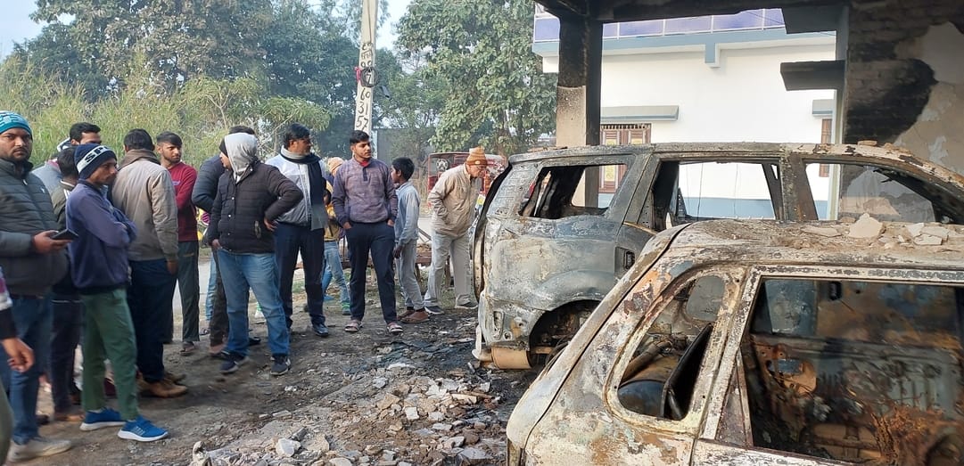 Keep two cars and one bike burning due to short circuit