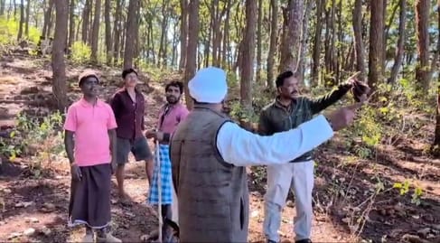 पहले फोटो में वन विभाग के अधिकारी ग्रामीणों को सतर्क करते हुए वहीं दूसरी में मंदिर के सीसीटीवी