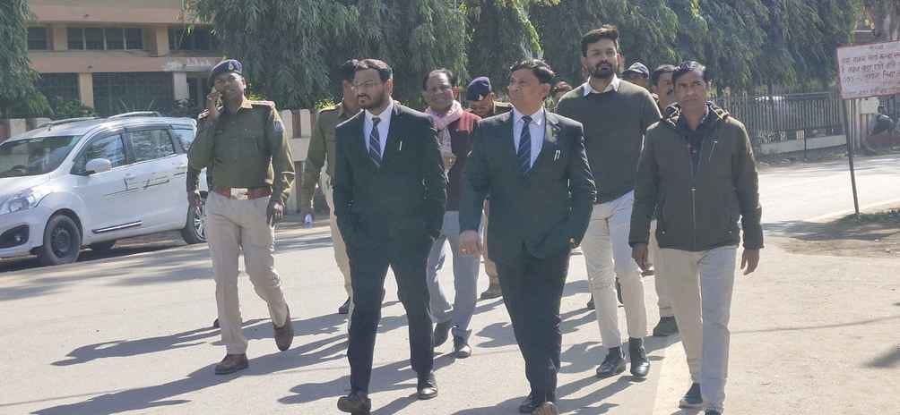 पुलिस के साथ चलते न्यायधीश
