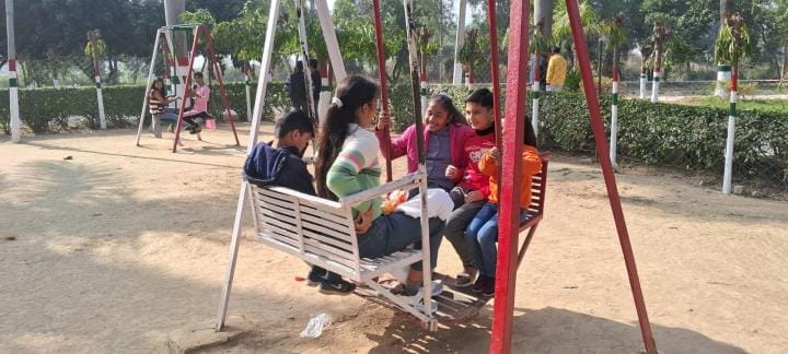 When the sun shone, people got relief from the cold and enjoyed it