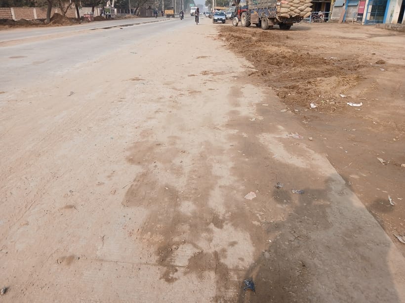 Shopkeepers and drivers were troubled by the mud on the road