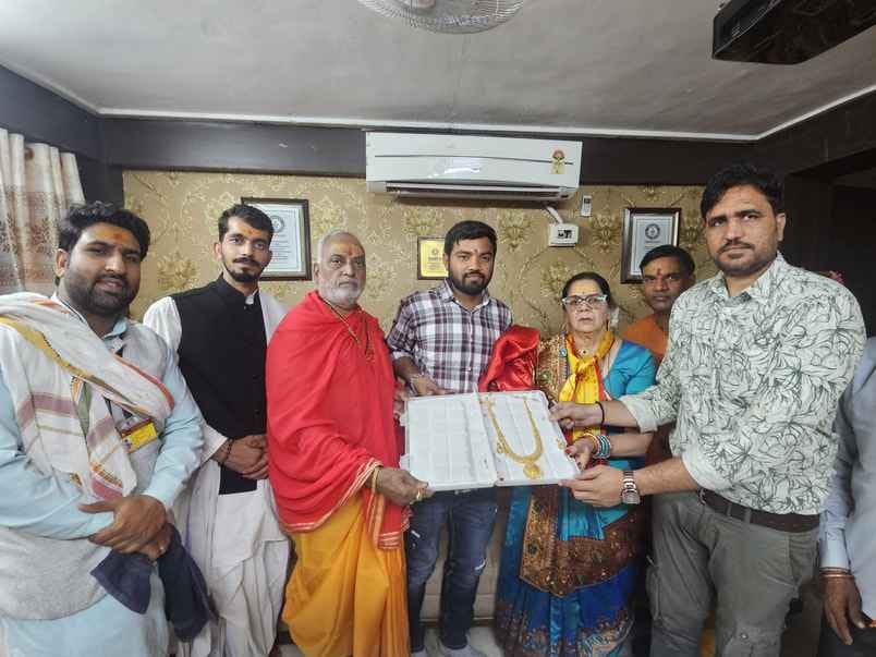 अंबाजीधाम में चढ़ाया हार