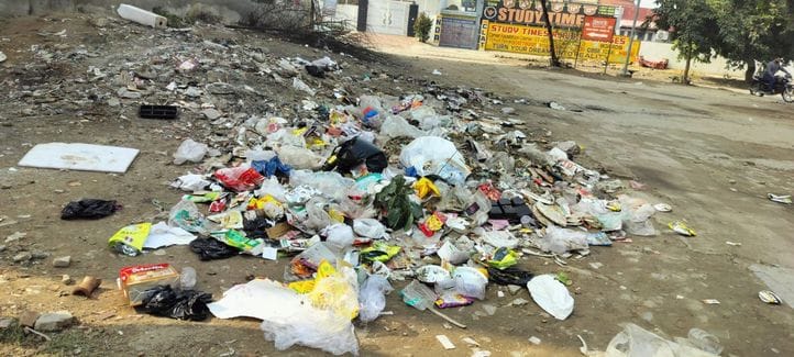 80 lakh rupees spent per month, still there is pile of garbage on the roads