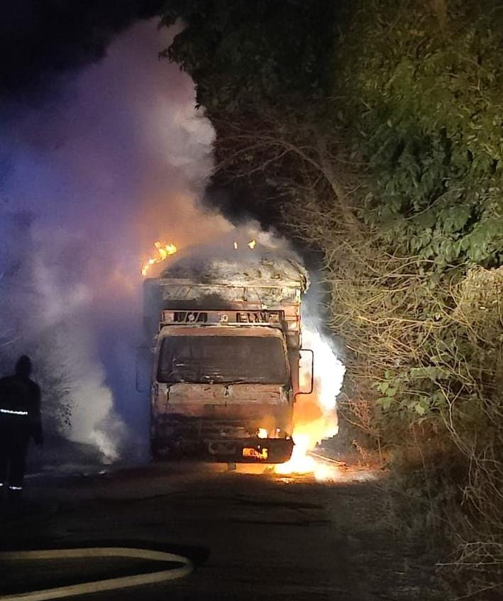 DCM filled with junk caught fire, driver and businessman saved their lives by jumping