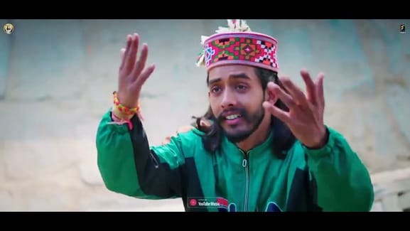 Amit Mitu in beard went to the fair and worshiped Kalka...devotees danced to the bhajan.