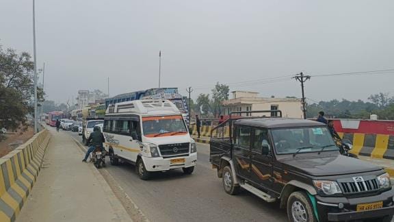 Youth dies in accident, jam for half an hour