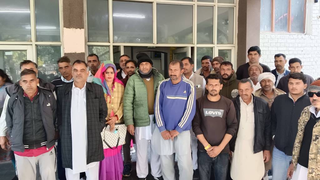 Damage to crops and tubewells due to canal breakage, farmers demanded compensation