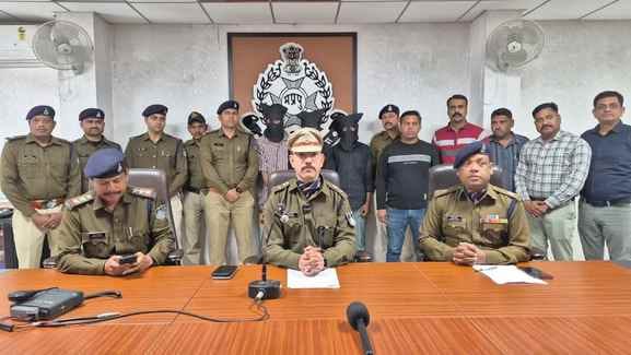 चोरी की वारदात का खुलासा करते हुए एसपी अमित कुमार