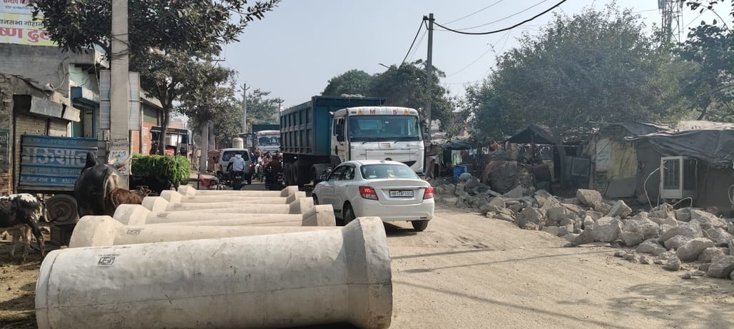 Work on laying pipeline started on Meham-Rohtak link road, traffic jam started