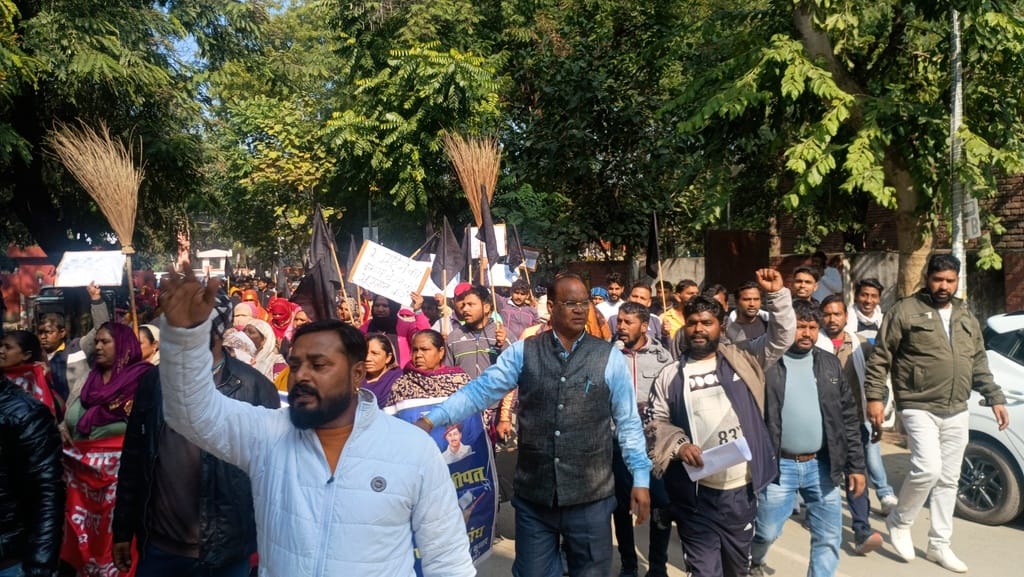 Cleaning is not being done in 15 wards for six days, contract workers took out a procession