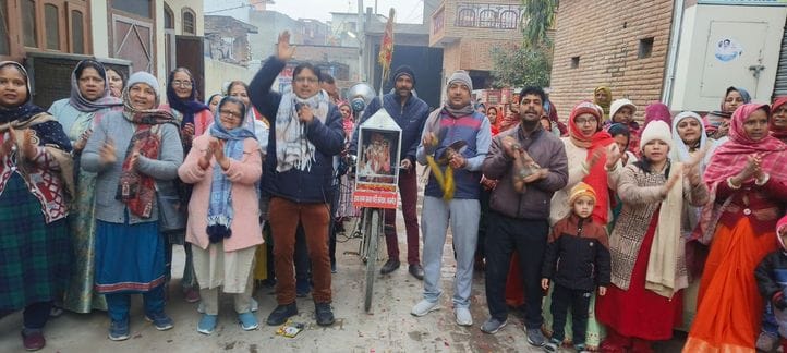 Radhe-Radhe chants echoed in Prabhat Pheri