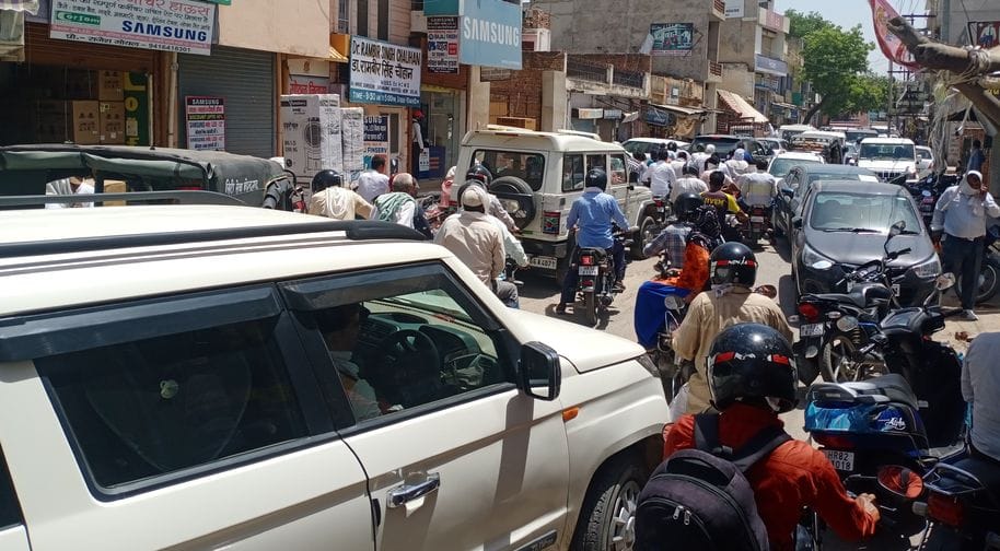 Jam occurs due to lack of parking on railway road