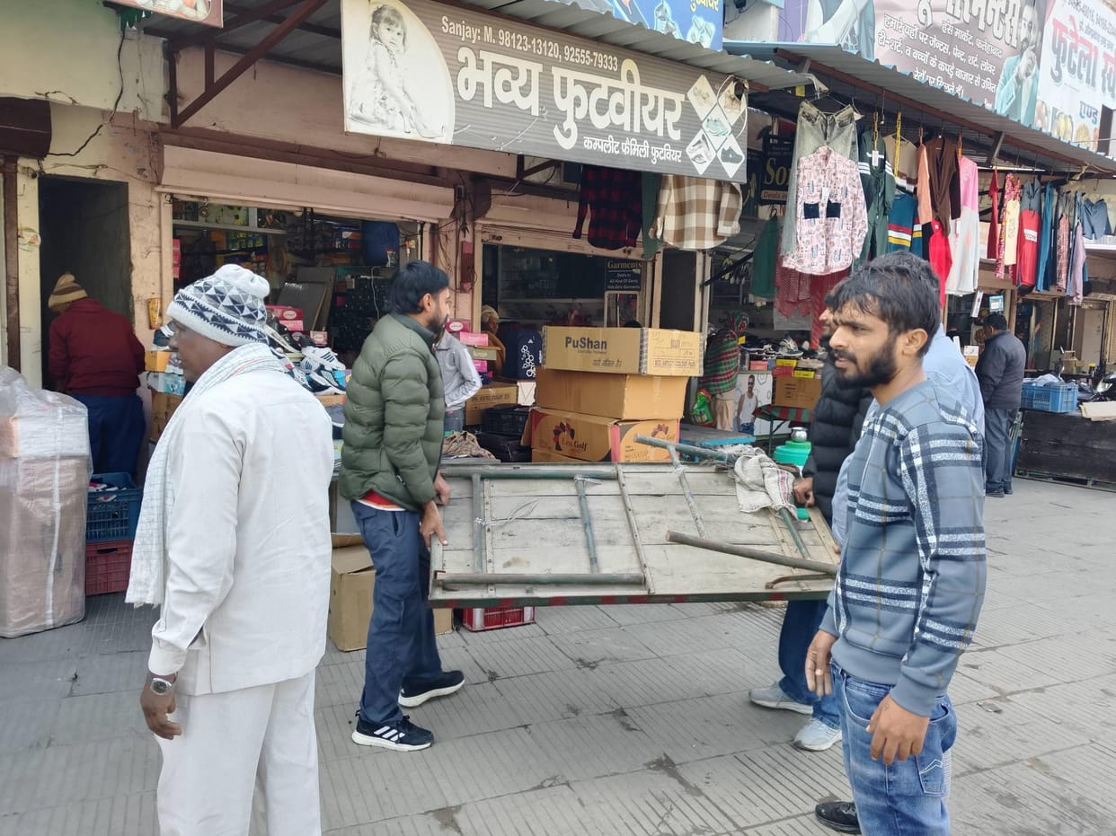 Clashes between the team that went to remove encroachment and shopkeepers in Hans Market