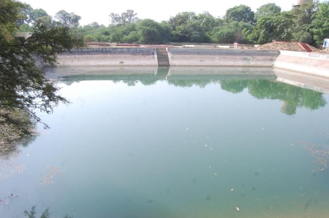 Water is not stopping in the reservoir of the dilapidated water tank
