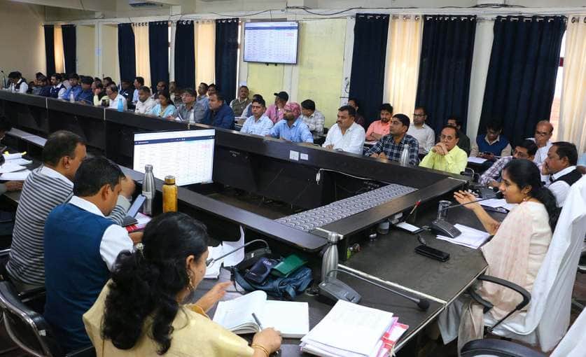 जिला कलेक्टर ने भ्र्ष्टाचार के दोषी बाबू को बनाया चपरासी