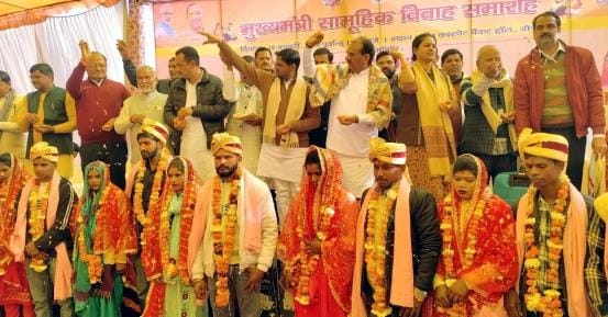 Mass marriage: 116 couples held each other's hands
