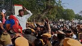 Jhunjhunu News: खेतों में ट्रांसमिशन लाइन के विरोध में किसानों का उग्र प्रदर्शन, बैरिकेडिंग तोड़कर गेट पर चढ़े Jhunjhunu : Farmers' Fierce Protest Against Transmission Line in Fields, Broke Barricades and Climbed the Gate