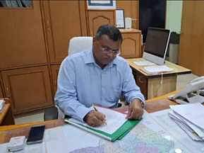 Jhunjhunu: पेंशन को कलेक्टर से उलझे बुजुर्ग को हुई जेल, चढ़ा सियासी पारा, मंत्री बोले- ऐसा नहीं होना चाहिए था Jhunjhunu: Chaos over sending an old man to jail for fighting with collector over pension
