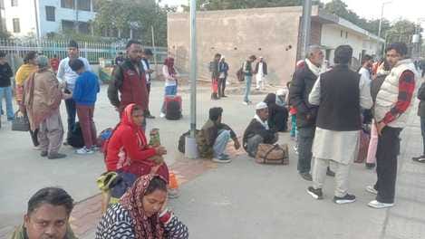 9 trains delayed due to fog, passengers remain worried