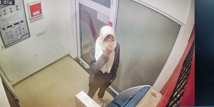 young man showed such cleverness inside ATM that bank manager was left sweating customers' money disappear