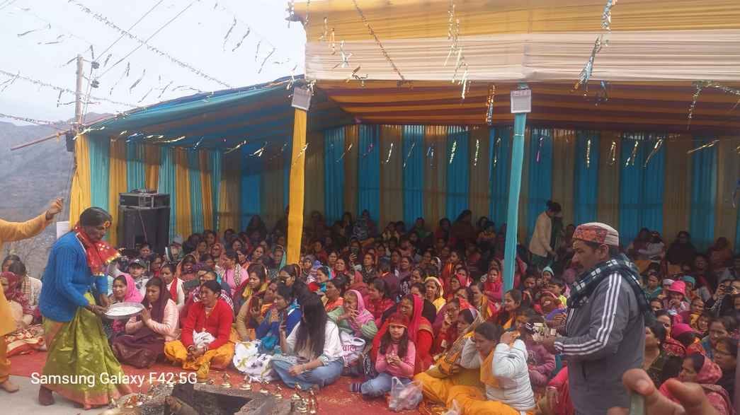 Women took out a grand Jal Kalash Yatra