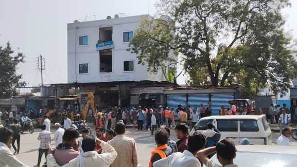 प्राचीन शिव मंदिर के बाहर जेसीबी से हटाया गया अतिक्रमण