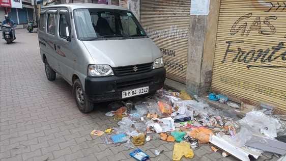 Cleaning is not done in Sujanpur market on Sunday, heaps of garbage on the roads.