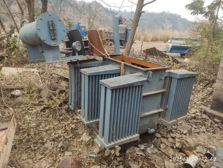 Three linemen sacked Moradabad.. JE suspended, thieves openly took away transformer with crane
