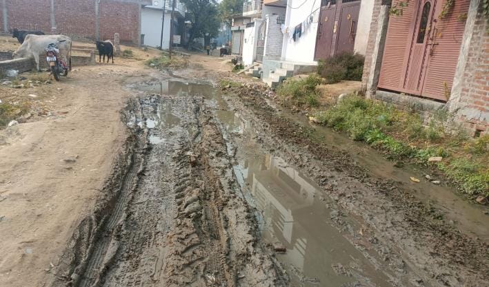 Waterlogging in potholes of dilapidated road, people of seven villages are in distress.