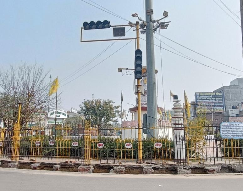 Traffic signal lights are broken at all intersections, jam is seen