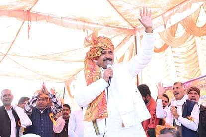 Alwar News: चिकित्सा में लापरवाही के लिए जूली ने सरकार पर दागे सवाल, कहा- ICU में चली गई हैं स्वास्थ्य सेवाएं Alwar: Julie raised questions on the government for medical negligence, said- health services have gone to ICU