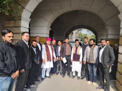 उर्दू मीडियम विद्यालय को हिंदी मीडियम मे करने पर सौंपा जिला कलेक्टर को ज्ञापन