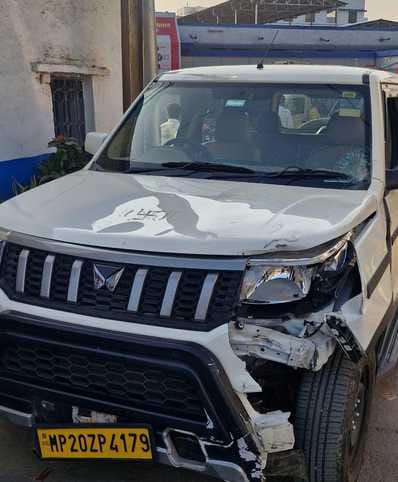 वन कर्मियों का क्षतिग्रस्त वाहन