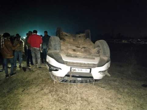 The car of devotees returning after taking Kumbh bath went out of control and overturned