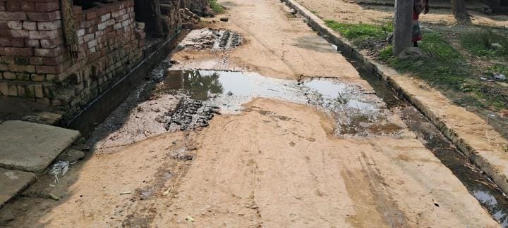 The road is not suitable for walking, there are heaps of garbage everywhere