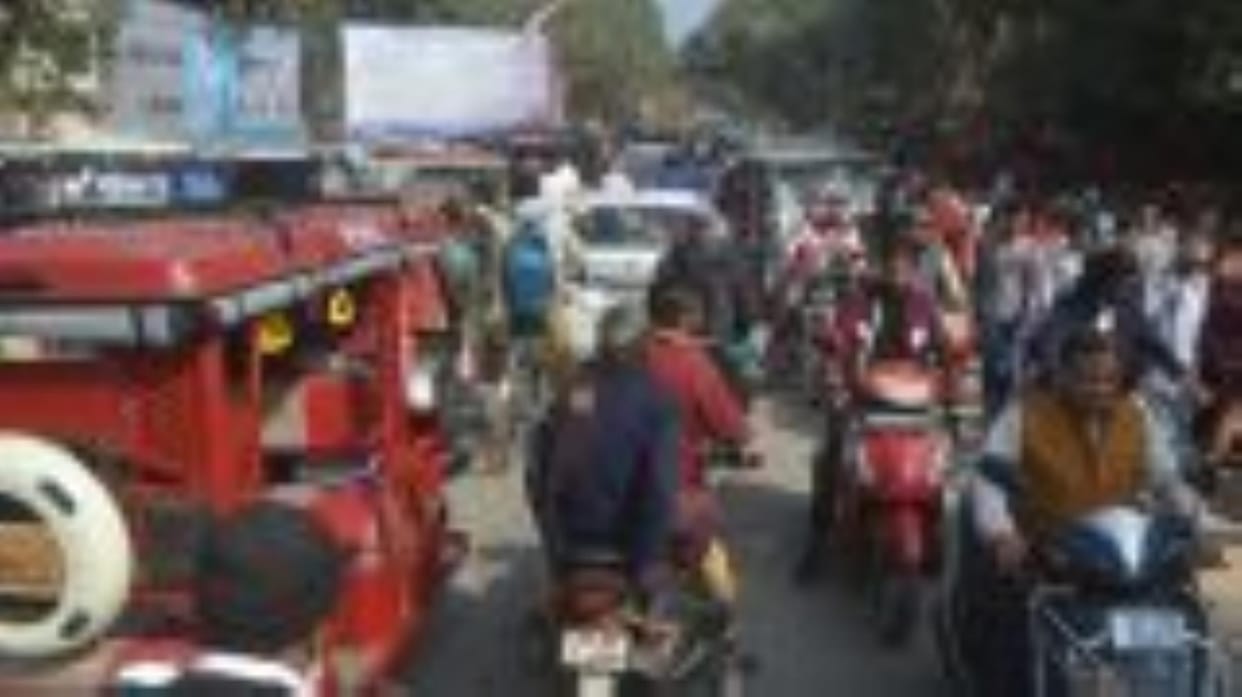 Every road in the city is jammed, haphazard vehicles increase the problem