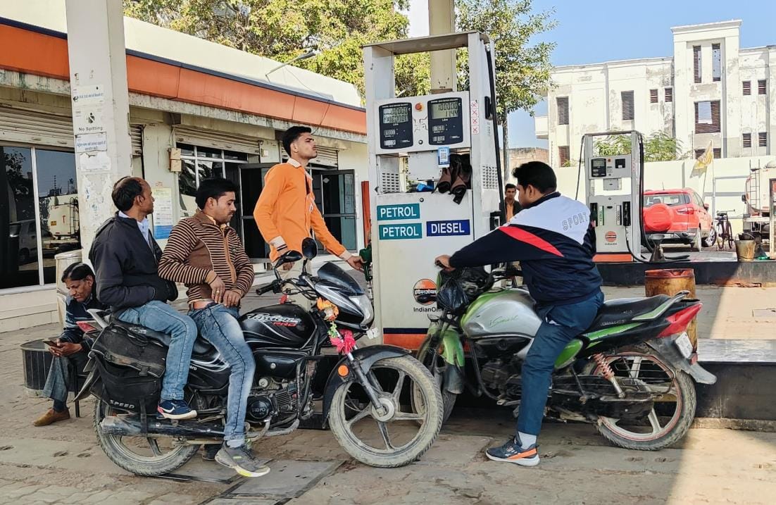 Two-wheeler drivers without helmets will not get petrol at all petrol pumps in Noida and Greater Noida