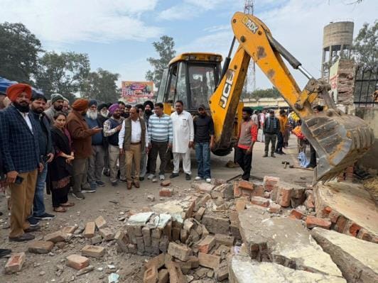 Multi-storey bus stand will be built with Rs 20 crores, demolition work of old building started