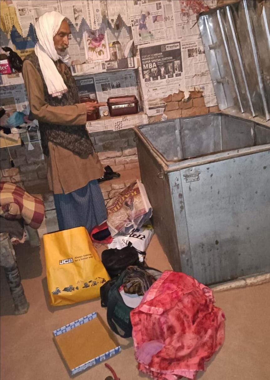 Thieves broke into a closed house in broad daylight, took away jewellery and cash