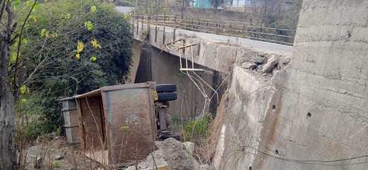 Highway falls from Ghayana bridge, driver injured