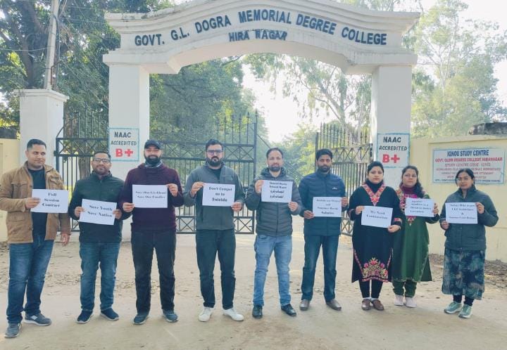 Temporary Lecturers of Degree College of Hira nagar Held Pen Down Strike