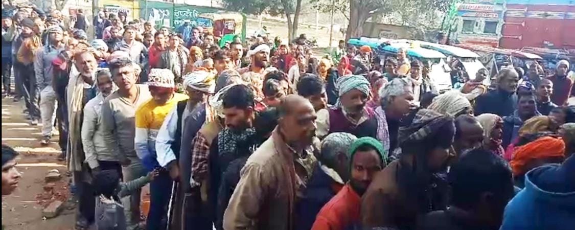 Crowd gathered outside urea center, police arranged for distribution